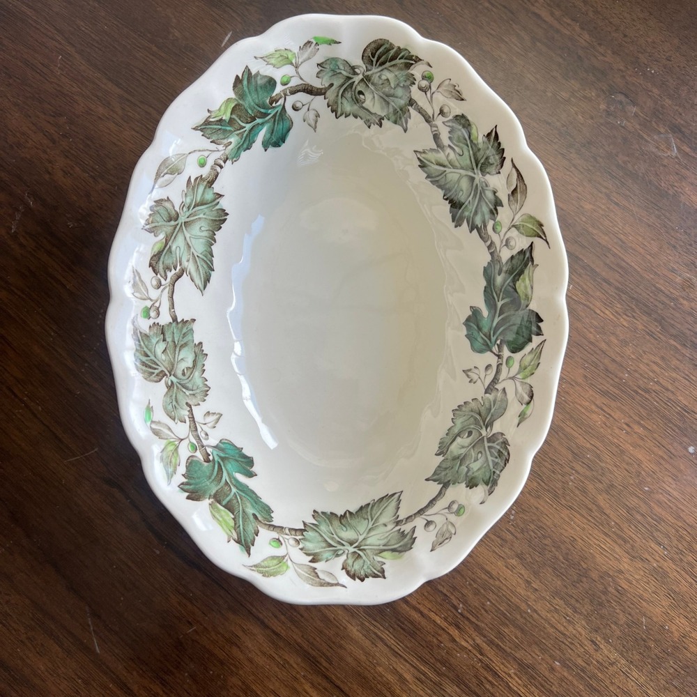 Vintage Johnson Brothers Vintage Ivy Covered Vegetable Serving Dish 8" Bowl